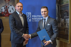 Od lewej: G. Król, absolwent Wydziału Elektrotechniki i Informatyki Marcin Witek, 