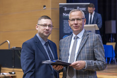 Od lewej: prof. PRz M. Oszust, prof. PRz L. Gniewek,