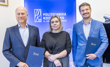 Od lewej: prof. J. Sęp, prof. PRz A. Sikora, W. Misiura,