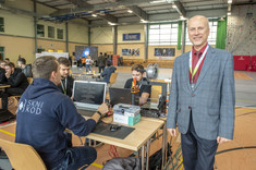 Prof. J. Sęp wraz z drużyną SKNI „Kod”