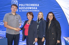 K. Stachowska (druga od lewej) i A. Dąbrowska (czwarta od lewej) z przedstawicielami Politechniki Rzeszowskiej