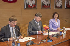 Od lewej: prof. Grzegorz Wrochna, prof. Piotr Koszelnik, dr Ewa Leniart,