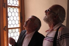 Profesorowie w trakcie dyskusji nad przyjęciem aranżacji wnętrz zamku. Od lewej: prof. M. Gosztyła, prof. P. Pásztor,