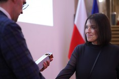 Dr inż. Joanna Krasoń odbiera nagrodę z rąk dyrektora generalnego Ministerstwa Rozwoju i Technologii Michała Graczyka,