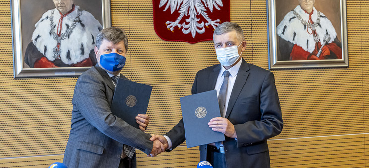 Od lewej prof. P. Koszelnik i S. Sienko,